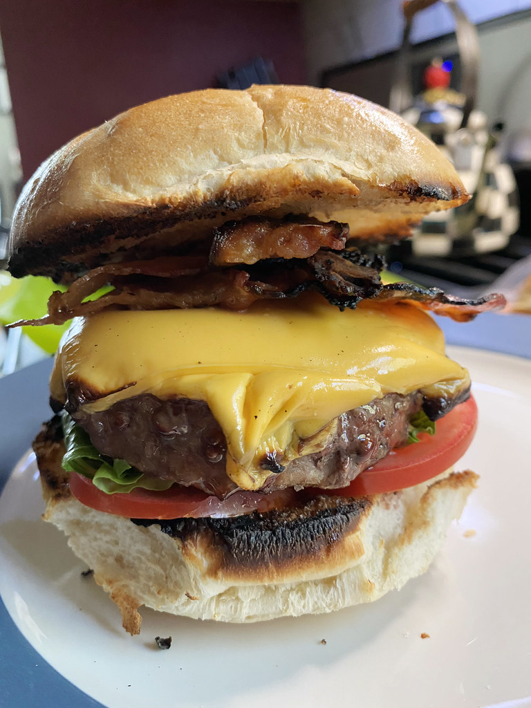 Burger Tocino — torta angus con tocino y BBQ